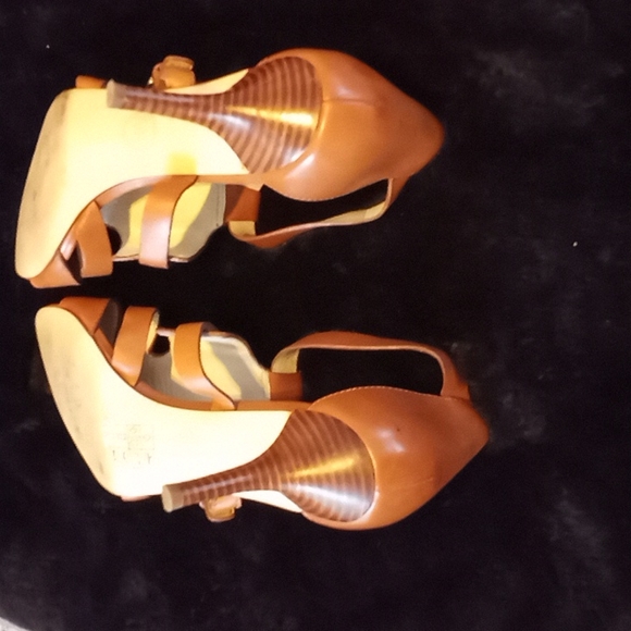 Michael Kors Ladies Tan/w Gold, Size 8.5 - Picture 3 of 3